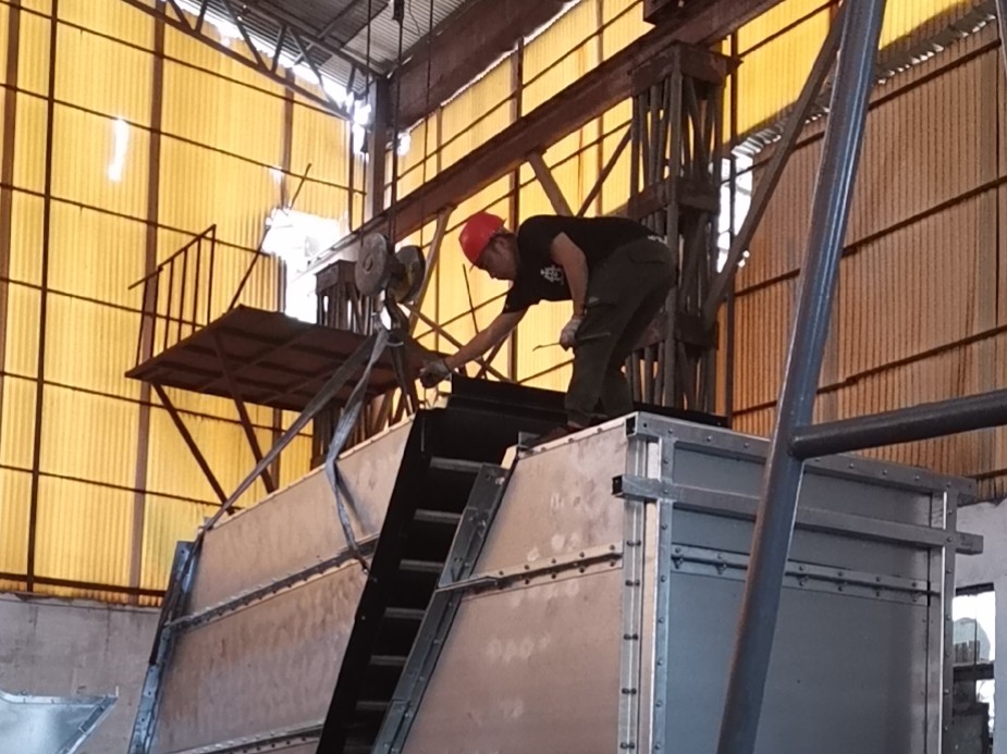 7 工人协作组装大型产品